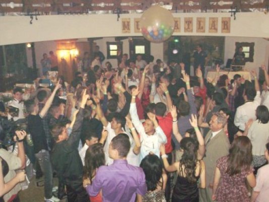 Iorguş, în mijlocul elevilor care au sărbătorit absolvirea